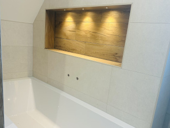 Salle de bain avec coffres éclairées pour rangement - Tabriz Électricité