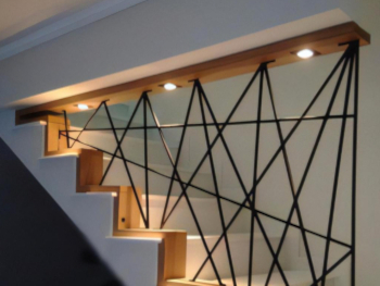 Escalier mis en valeur avec un système d'éclairage astucieux - Tabriz Électricité