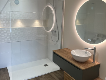 Douche avec un éclairage doux et moderne - Tabriz Électricité